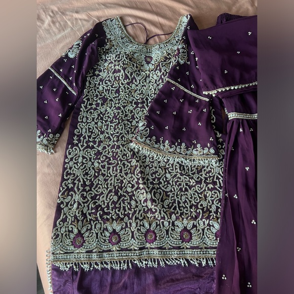 Indian high and low dress filled with heavy embroidery - Picture 3 of 12